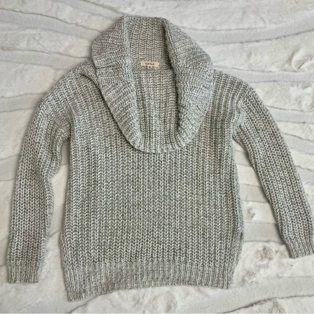 ILLA ILLA Gray Crew Neck Sweater with Relaxed Fit